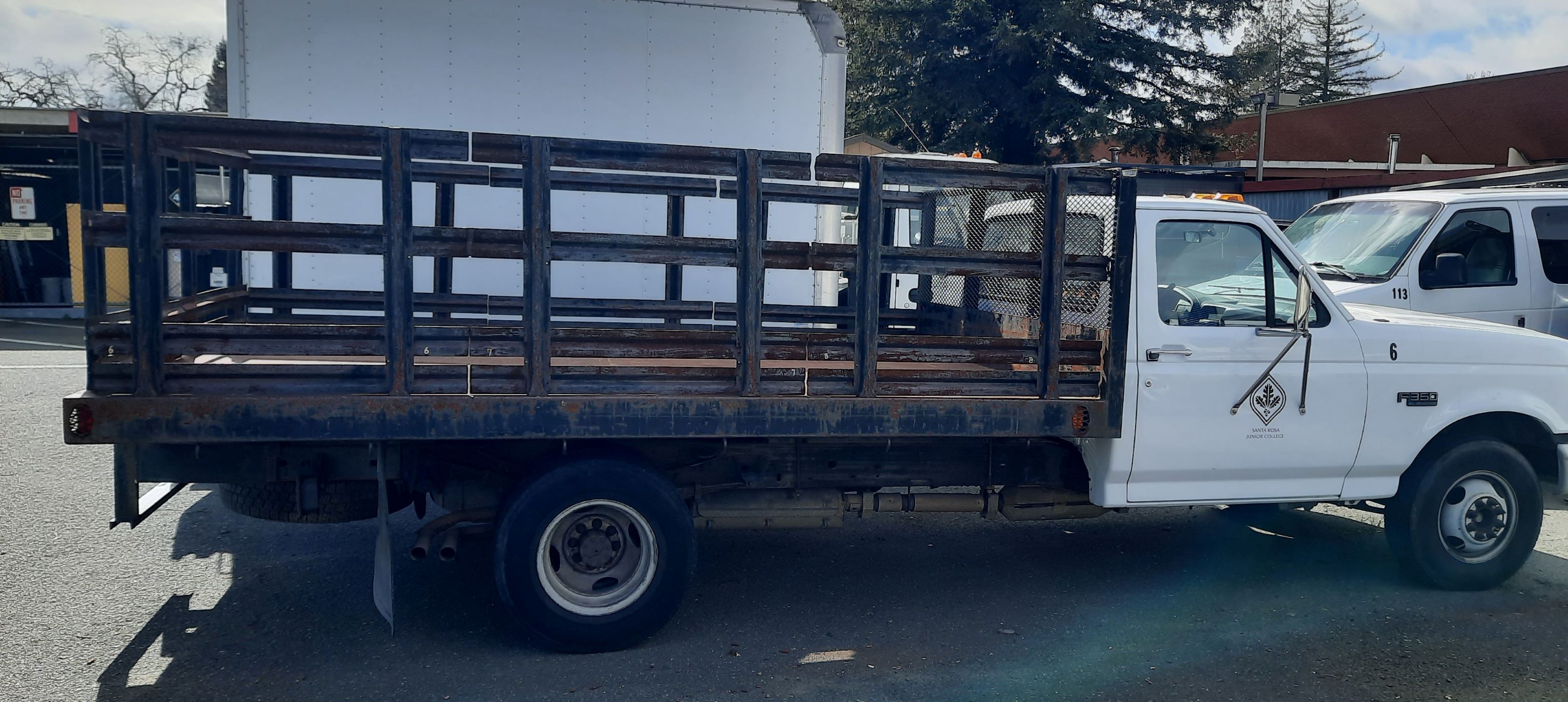 Flatbed vehicle